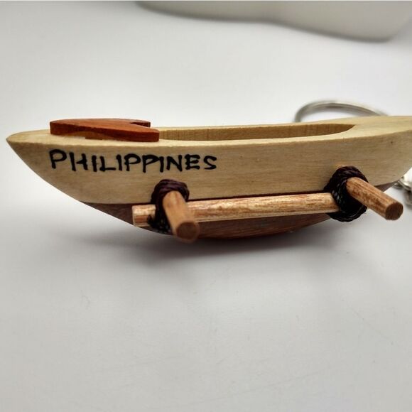 Hand carved wooden boat keychain - Picture 3 of 3